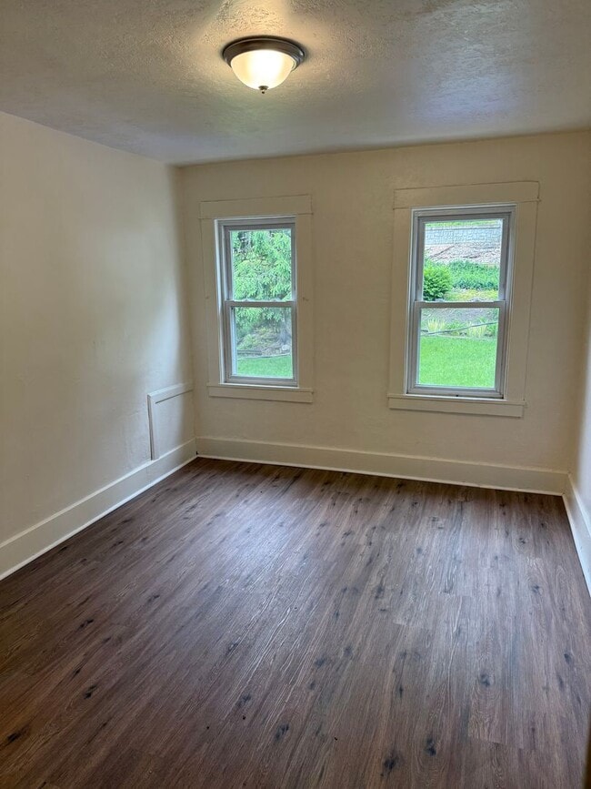 Building Photo - Newly Remodeled 2-Bedroom Townhouse