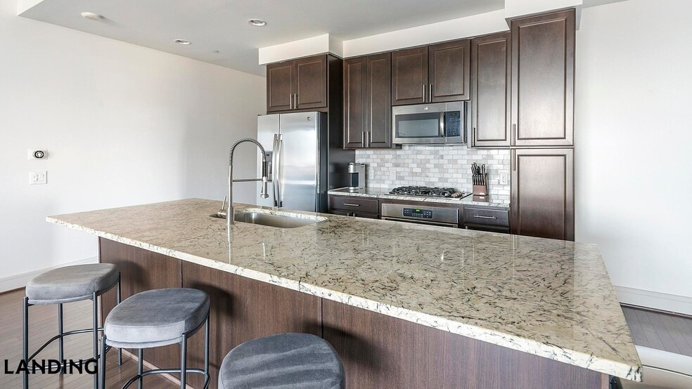 Building Photo - 777 Preston St