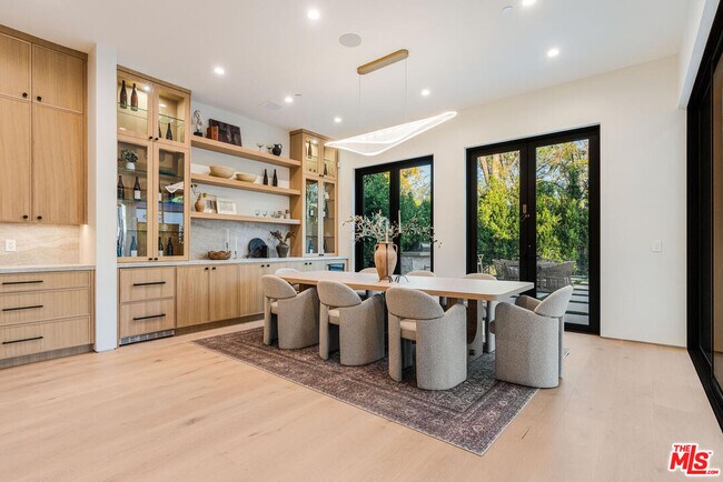 Building Photo - 5064 Encino Ave