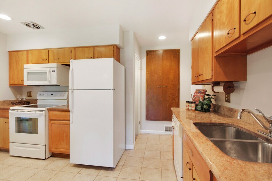 Building Photo - 6741 E La Salle Pl