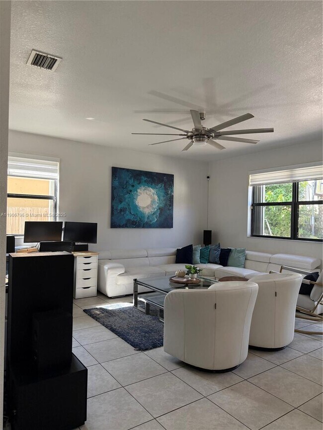 Building Photo - 180 SE 36th Ave