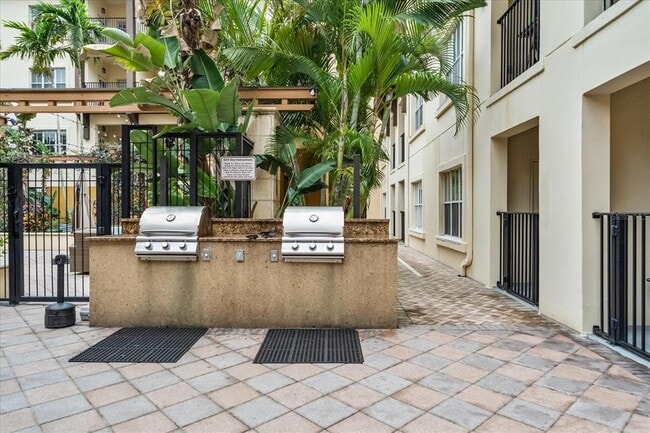 Building Photo - 200 4th Ave S