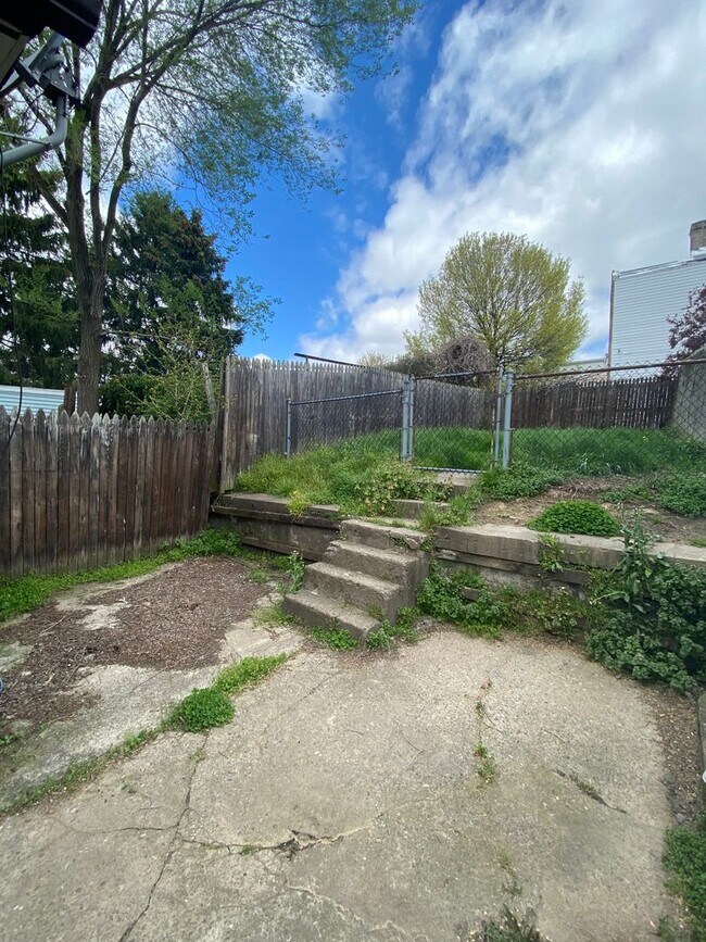 Building Photo - SPACIOUS 2 or 3 BEDROOM HOME IN THE HEART OF BLOOMFIELD!