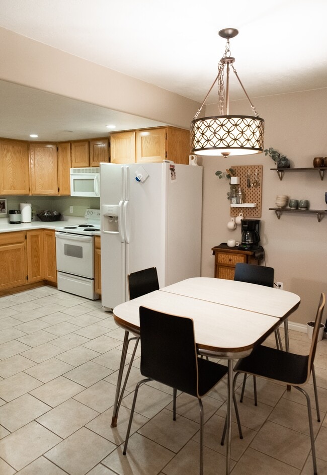 Building Photo - Orem Condo