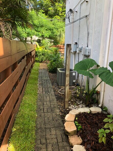 Building Photo - 813 NE 22nd Dr