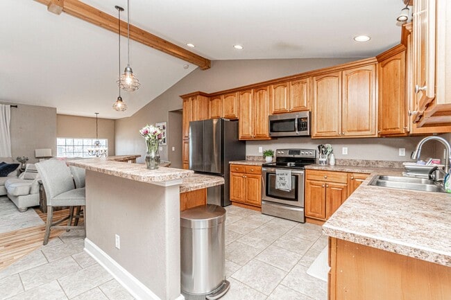 Building Photo - Spacious Single Family Home