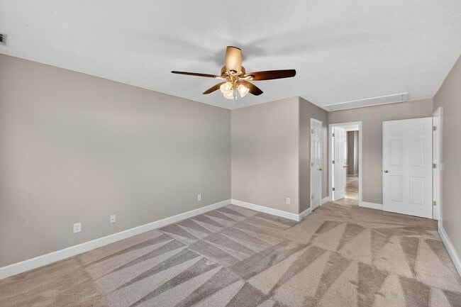 Building Photo - 205 Club Villa Dr W