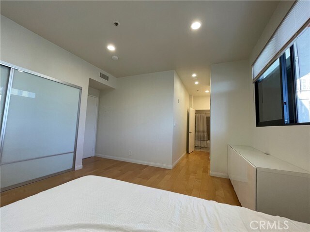 Building Photo - 533 S St Andrews Pl