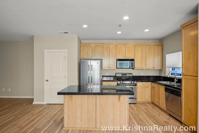 Building Photo - Spectacular 3BD* 2.5 BA* Condo*by Nike Wor...