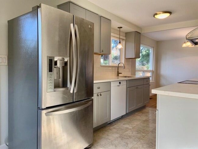 Building Photo - 3 bedroom in Bellevue WA 98006