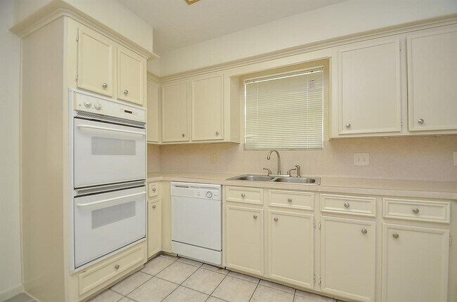 Building Photo - 4811 Wind Chimes Dr