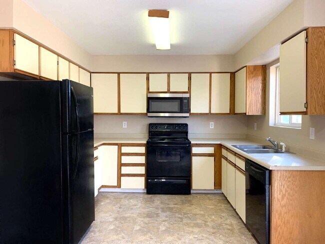 Building Photo - "Spacious 4-Bedroom Haven with 2 Full Baths in Prime Fort Collins Location!"