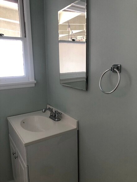 Secondary half bath - 1564 Alameda St