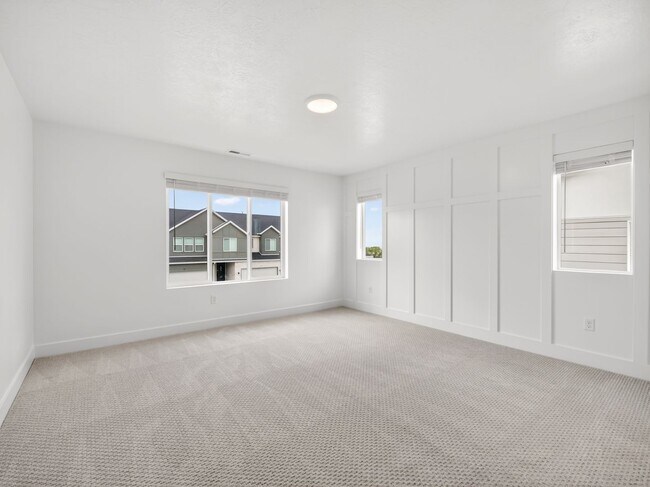 Building Photo - 3 Bed / 3.5 Bath Townhome in Mapleton – Modern, Spacious & Well-Located