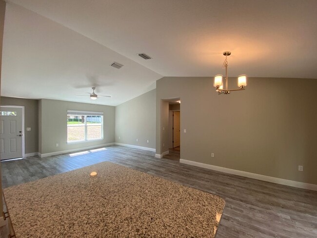 Building Photo - Custom Home - Desirable SE Ocala Neighborhood 3/2/2 **Won't Last**