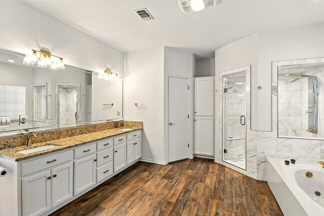 Building Photo - 2805 Aurora