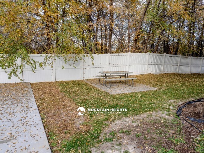 Building Photo - 26 W 7500 S