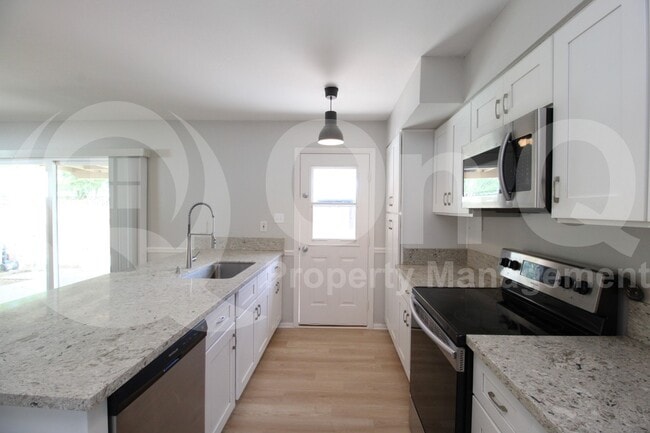 Building Photo - 537 E Laguna Dr