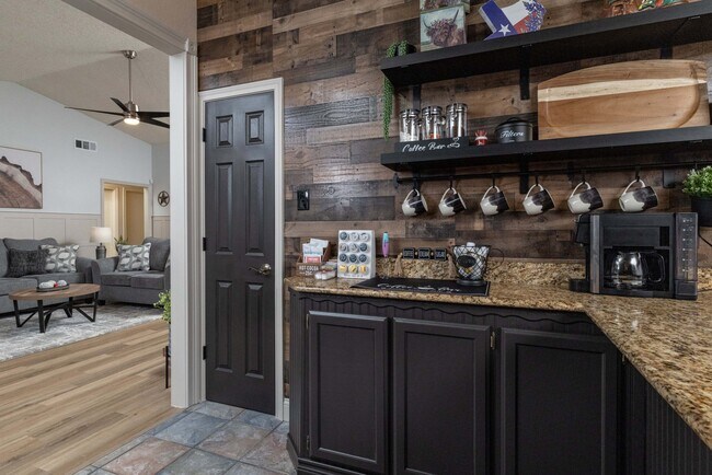 Building Photo - 8467 Willow Creek Dr