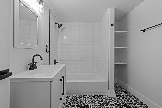 Building Photo - 2716 Woodsdale Ave