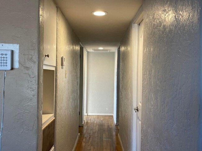 Building Photo - 1817 Cornell Dr SE