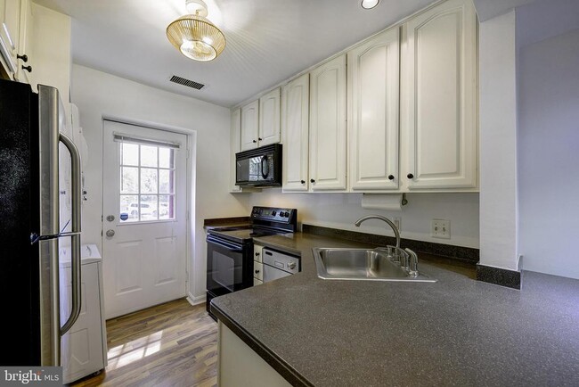 Building Photo - 1403 E Abingdon Dr
