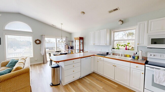 Building Photo - 123 Harbour View Dr