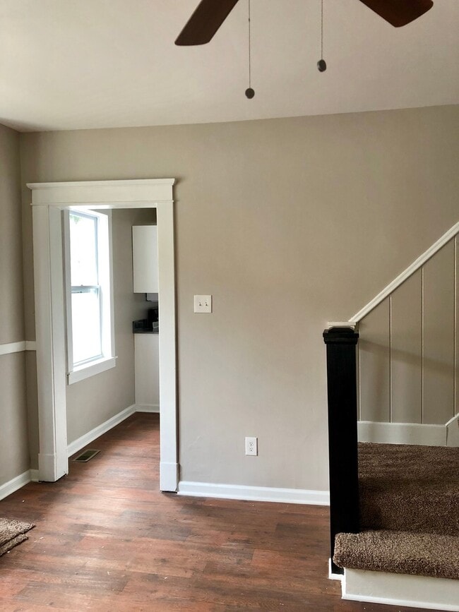 Building Photo - Completely renovated spacious single famil...