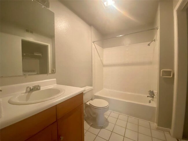 Building Photo - 1609 W 11th St