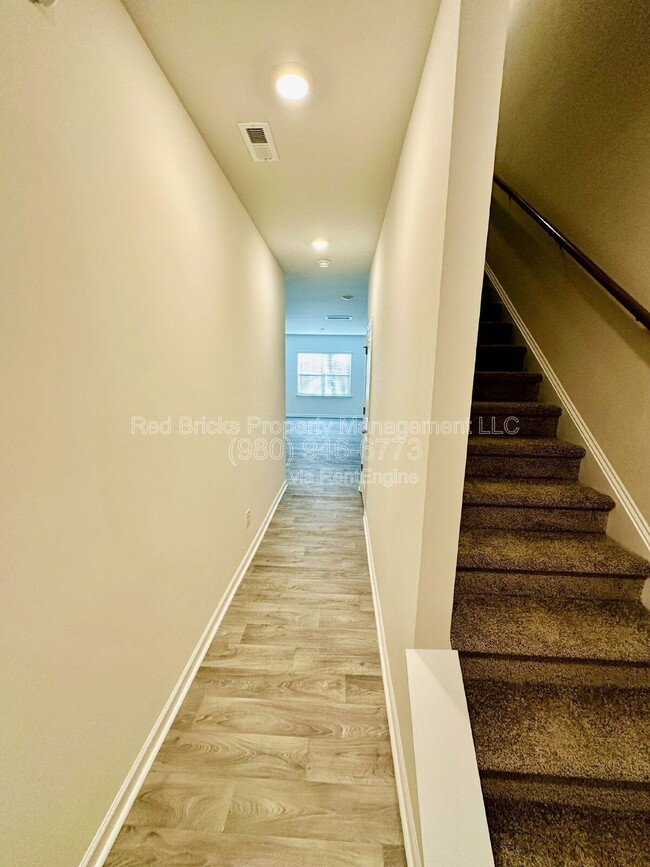 Building Photo - 8131 Murray Br Dr