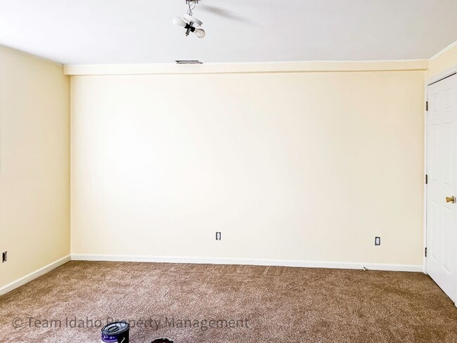 Building Photo - 5 bedrooms, 3 baths, and 3004 sqft Single Family Home