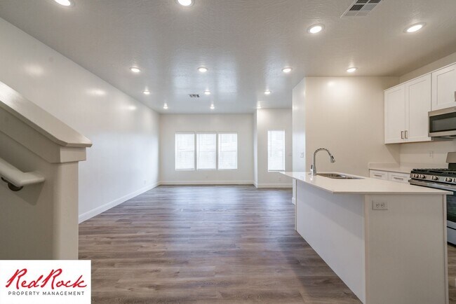 Building Photo - Stunning Spacious 3 Bedroom Unit