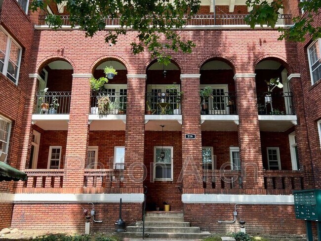 Building Photo - 116 E Chestnut St