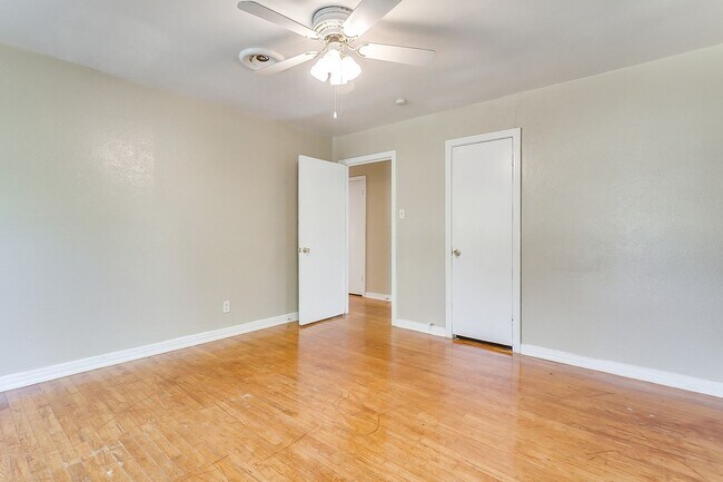 Building Photo - Ready for New Tenants- 2 bedroom 1 bath with an Additional Flex Room  Minutes from TCU- 76109