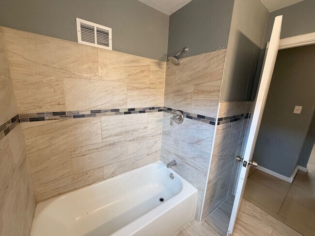 Building Photo - 5824 N Teutonia Ave