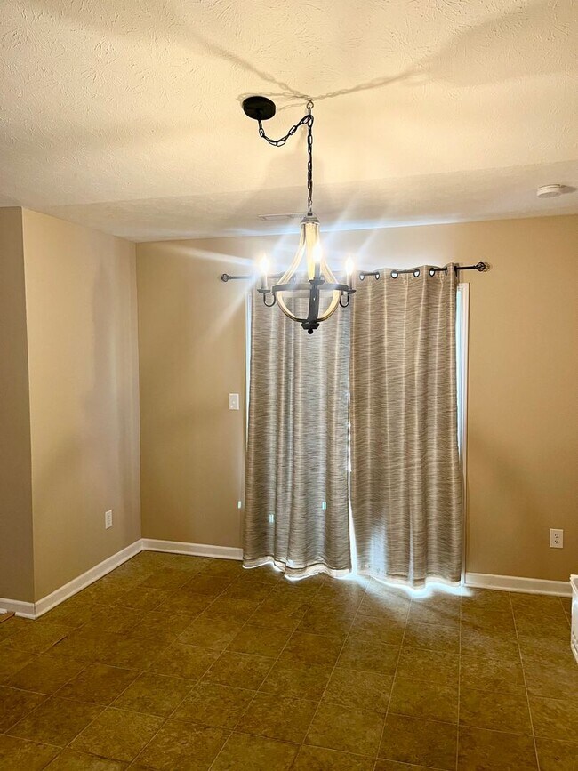 Building Photo - 3 Bed 2 Bath Ranch Style House with Fenced Backyard