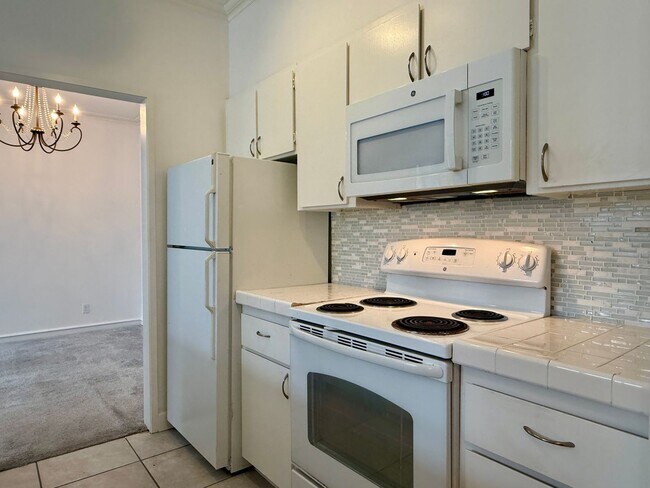 Building Photo - Top Floor Condo in Nob Hill