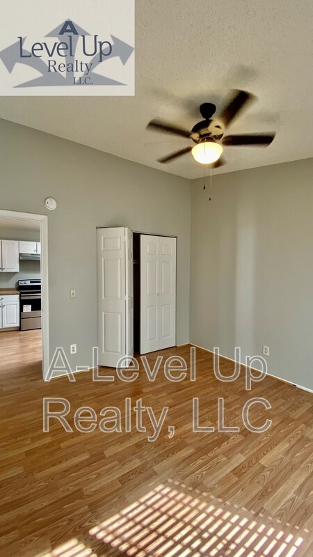 Building Photo - 419 E Thoroughbred St