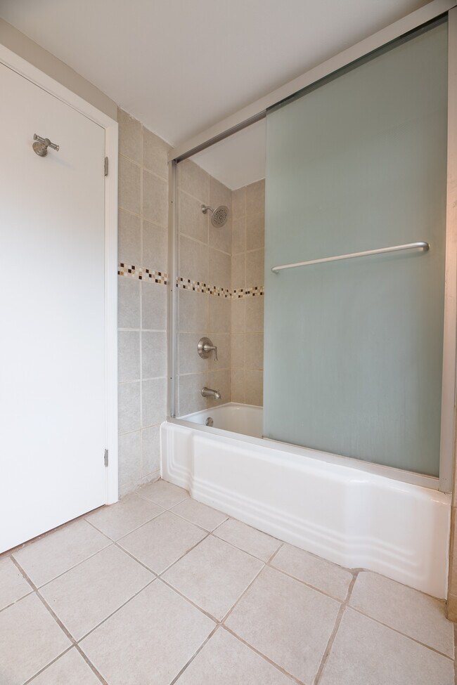 Middle Bath Upstairs - 15472 Brewster Rd