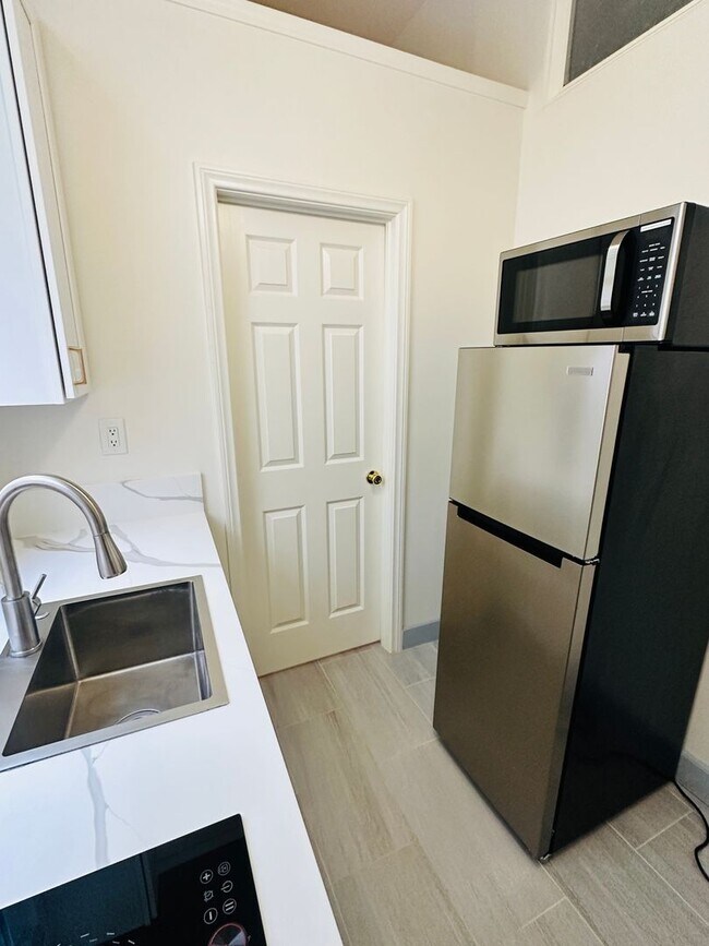 Building Photo - Remodeled Studio for Rent - Gaslamp Quarter