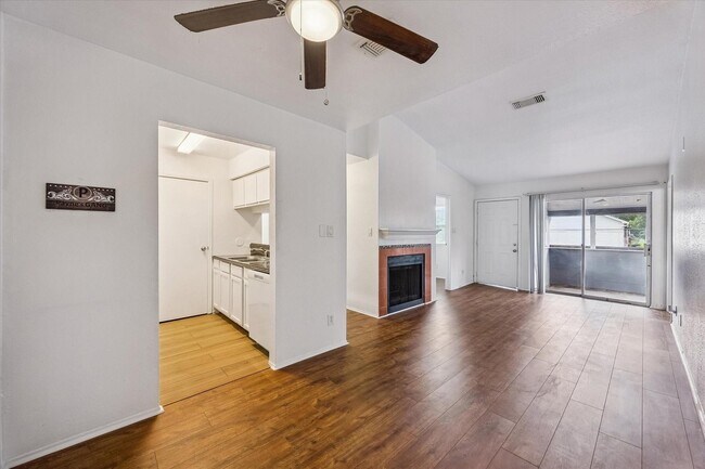 Building Photo - 768 Memorial Mews St