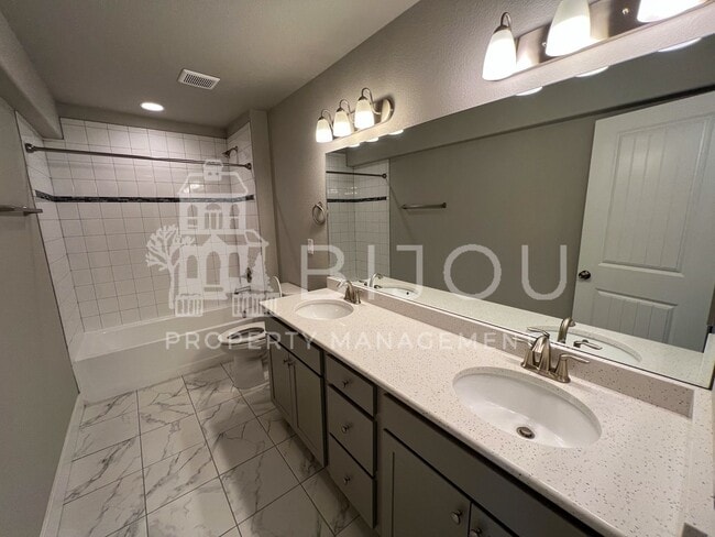 Building Photo - Grand Overlook to the Mountains!