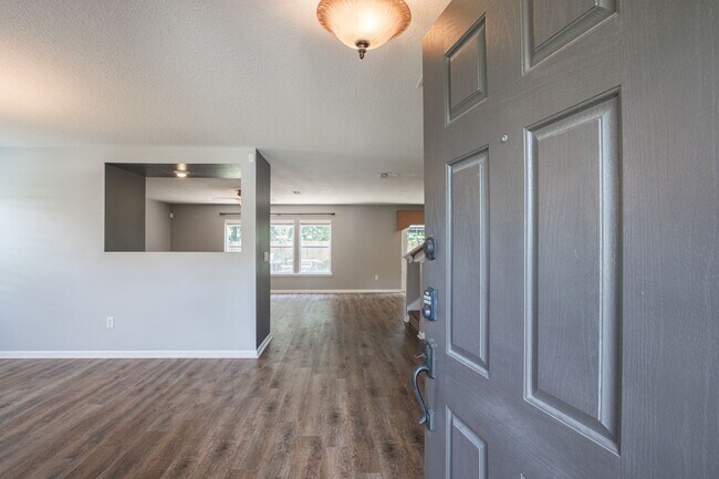Building Photo - Beautiful 2 story home with fireplace