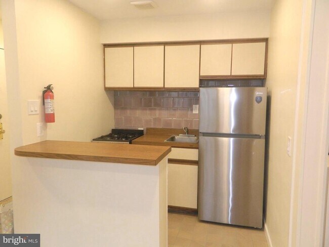 Building Photo - 513 12th St NE