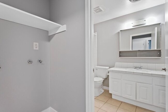 Building Photo - 2 bedroom 1 bath in Clackamas!!