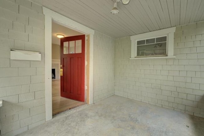 Building Photo - 5 bedroom in Seattle WA 98105
