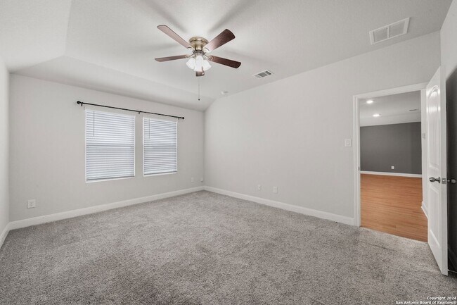 Building Photo - 1080 Amble Oak
