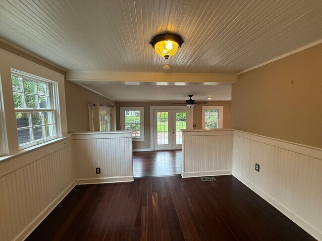 Building Photo - Gorgeous 4 Bed, 3 Bath Haymount Home