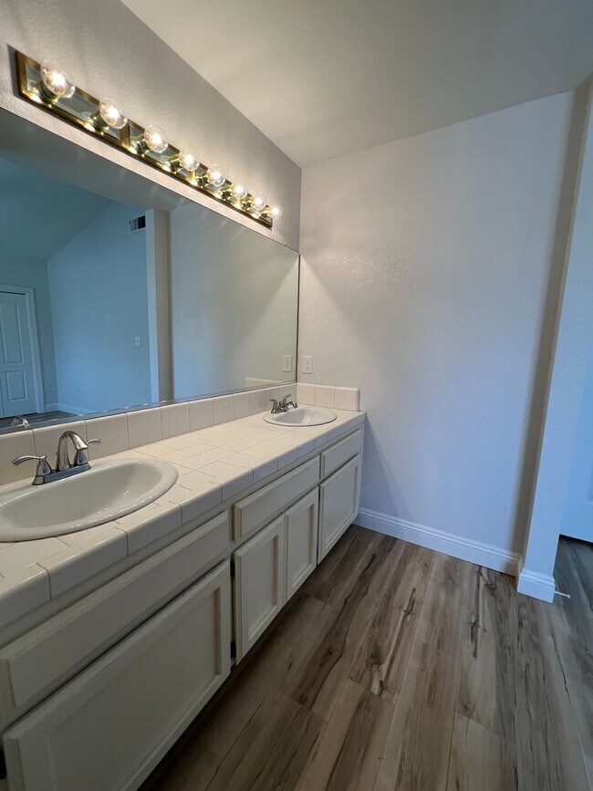 Building Photo - 7501 Canyon Clover Dr