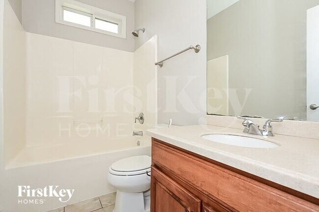 Building Photo - 489 Glouchester Dr